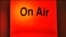 Надпись On Air зажигается, когда начинается радиоэфир
