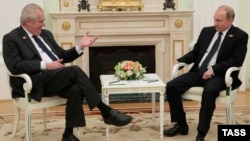 Президент Чехії Мілош Земан (ліворуч) та президент Росії Володимир Путін. Москва, 9 травня 2015 року