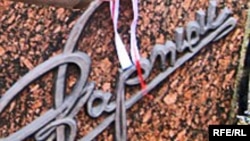 Бел-чырвона белая стужка на магіле Аляксея Карпюка