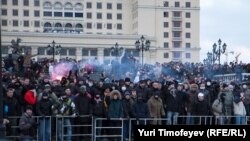 Участники акции памяти Егора Свиридова на Манежной площади в Москве 11 декабря 2010 года