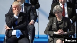 АКШ президенти Доналд Трамп жана Британиянын премьер-министри Тереза Мэй Брюсселдеги саммитте, 25.5.2017.