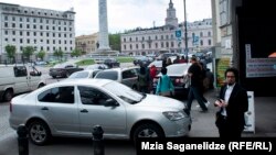 На странице Facebook можно найти сотни фотографий автомобилей, блокирующих входы в подъезды жилых домов и подземные переходы, припаркованных на «зебре» или на пандусах, предназначенных для проезда инвалидов