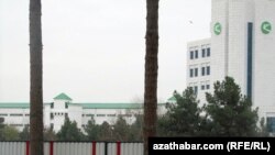 "Türkmenistan" myhmanhanasynyň deregine Türkmenistanyň hökümetiniň täze binasynyň guruljakdygy barada maglumatlar bar.