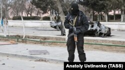 Сотрудник правоохранительных органов на одной из улиц Жанаозена, 2011 год