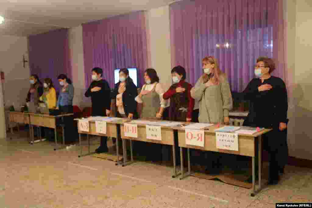 Шайлоо жана референдум өнөктүгү улуттук гимнди угуудан башталды.