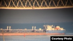 Заблокированный проход под Крымским мостом.