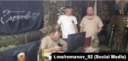 Російський Z-«воєнкор» Володимир Романов (праворуч) з головою російського воєнізованого підрозділу «Еспаньйола» Станіславом Орловим, 2025 рік