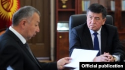 Өкмөт толук курамы менен кызматын тапшырат.