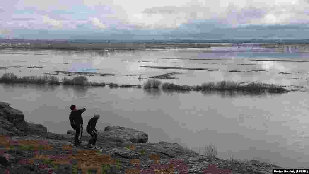 Дети на берегу разлившейся реки Нура. Село Гагаринское, 16 апреля 2015 года.