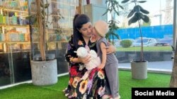 Рухшона Хакимова кыздары менен. 