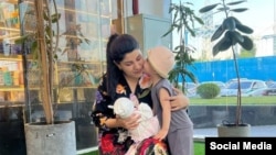 Рухшона Хакимова балаларымен бірге. Отбасы архивіндегі фото