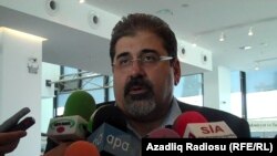 Руководящий член АРФД Киро Маноян отвечает на вопросы журналистов. Баку, 11 октября 2010 г. 