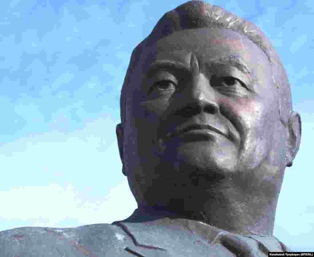 Бюст на могиле Заманбека Нуркадилова