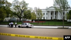 Кабар белгилүү болор замат Ак Үйдү атайын кызматтар курчоого алышты, 17-апрель, 2013