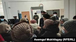 Собравшиеся в здании министерства юстиции Казахстана. Нур-Султан, 18 января 2021 года. 
