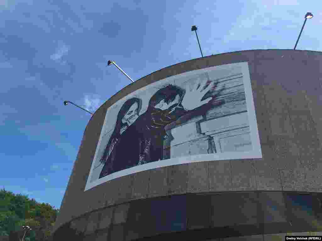 В рекламных плакатах фестиваля кинозвезды уворачиваются от папарацци