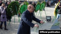 Վարչապետ Հովիկ Աբրահամյանը հարգանքի տուրք է մատուցում 1988-ի երկրաշարժի զոհերի հիշատակին, Գյումրի, 7-ը դեկտեմբերի, 2015թ․