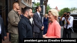 Голова Європейської комісії Урсула фон дер Ляєн також повідомила про прибуття до Вашингтона разом із Зеленським та лідерами країн Європи
