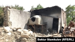Баткендин Ак-Сай айылында чек ара жаңжалында өрттөлгөн үй.