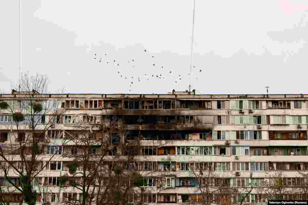 Наслідки пожежі через російську атаку в 9-поверховому буднику у Дніпровському районі столиці