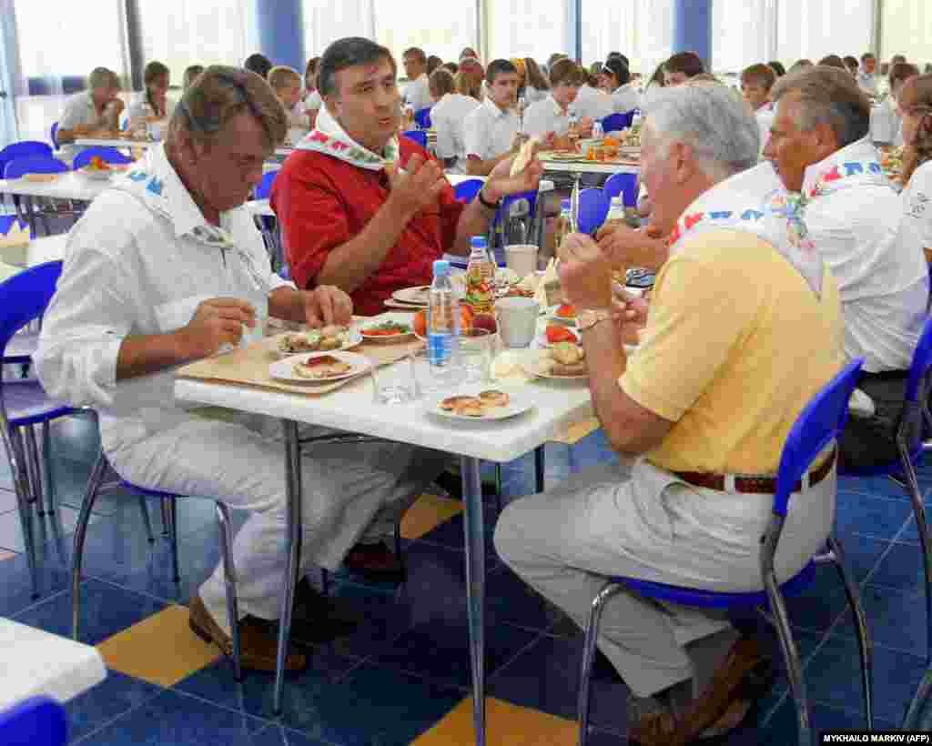 2005-жылдын август айы. Украинанын, Грузиянын, Литванын жана Польшанын ошол кездеги президенттери Виктор Ющенко, Михаил Саакашвили, Валдис Адамкус жана Александр Квасьневский "Артекте" түшкү тамактанууда. Советтер Союзу ажырагандан кийин лагерь Украинага өткөн. 1990-жылдардагы экономикалык кризис маалында каатчалык жаралып, кийин бул жай тууралуу сексуалдык зомбулук ыктымалдыгы жөнүндөгү окуяга байланыштуу да кеп болгон.