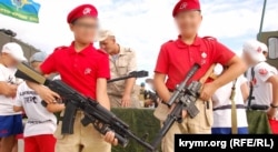 "Юнарамия" кыймылынан эки бала курал-жарактары менен. 2019-жыл.