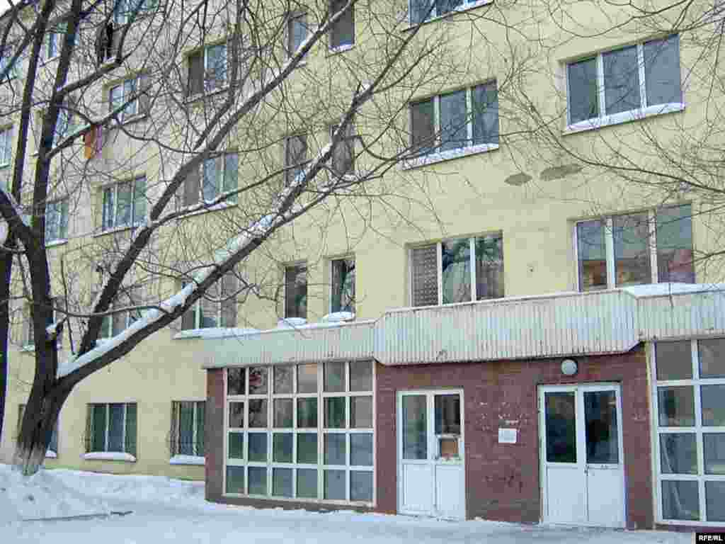 Театру было предоставлено общежитие,  построенное в 1963  году. Артистам обещали, что они получат квартиры за два года. - Театру было предоставлено общежитие,  построенное в 1963  году. Артистам обещали, что они получат свои квартиры за два года. 