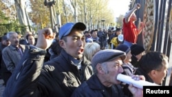 Парламенттин алгачкы сессиясы башталган күнү 7-апрелде окко учкандардын жакындары нааразылык акциясын өткөрүшкөн. 10-ноябрь, 2010-жыл