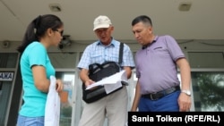 Бірнеше Ақтау тұрғыны артық төлем талабы туралы МАЭК есептеу орталығы алдында кеңесіп тұр. Ақтау, 9 тамыз 2018 жыл