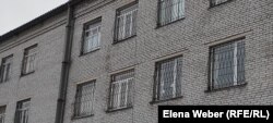Здание следственного изолятора в Караганде, где шел суд и содержались под арестом большинство обвиняемых по делу о массовых беспорядках в Сатпаеве.