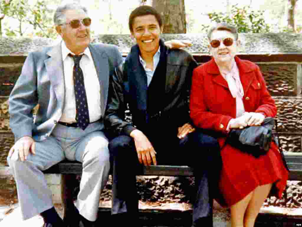 Сүрөттө: Демократ сенатор Барак Обама таятасы Стэнли жана таянеси Мэдлин Данхэм менен - 2-ноябрда, президенттик шайлоого бир күн калганда Обаманын таянеси дүйнө салды.  Обаманын айтымында, таянесинин анын өмүрүндөгү салымы эбейгесиз. Теги кениялык атасы үй –бүлөсүнөн кетип, өз энеси каза тапкандан кийин Обама таянеси Мэдлин Данхэмдин колунда тарбияланган. Ал 86 жаш курагында ооруканада каза тапты.  “Ал эми биз менен эмес. Бирок ал менин жеңишим үчүн көп нерсе жасады” деди Барак Обама шайлоонун алгачкы жыйынтыктары белгилүү болгондон кийин. 