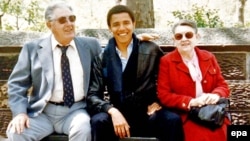 Барак Обама таятасы жана таенеси менен