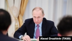 Володимир Путін поки що ухилявся від прямої відповіді на питання про свою участь у виборах 2018 року