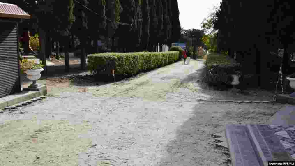 Чуть поодаль&nbsp;&ndash; парковая аллея, с которой уже сняли старую плитку