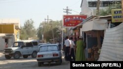 Жаңаөзен көшелерінің бірінде полиция тексеру жасап жатыр. 1 тамыз 2012 жыл              