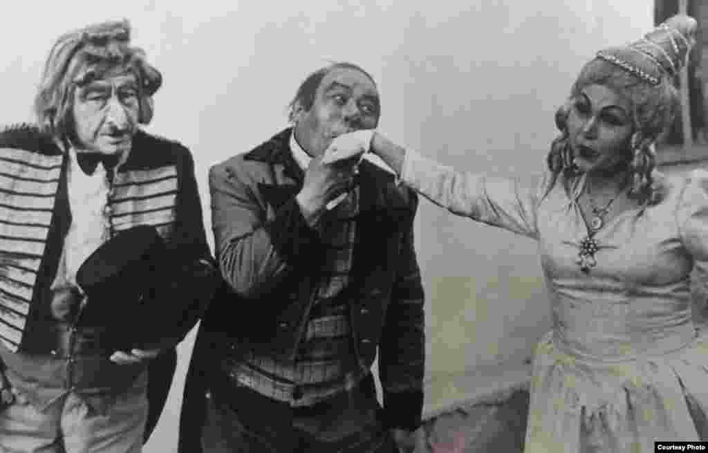 Жубайы Кыргыз Эл артисти Койсун Карасартова менен бири-бирине эриш-аркак болуп, ырдап-бийлеп, аткарган дуэттери, тамашалуу ырлары кыргыздын кыйырын гана эмес, Москва, Ташкент, Алматы, Тбилиси, Нукус сыяктуу мурдагы СССРдин көптөгөн шаарларынын көрүүчүлөрүн тамшантчу.