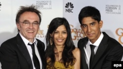 Дэнни Бойл (слева), режиссер фильма "Миллионер из трущоб") и актеры Фрейда Пинто (в центре) и Дев Патель (справа)