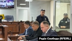 Раніше 12 листопада Вищий антикорупційний суд обрав запобіжний захід фігуранту справи про оборудки в енергетиці Ігорю Миронюку (в центрі на фото)