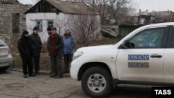 Машина моніторингової місії ОБСЄ в селі Сартана, Донецька область