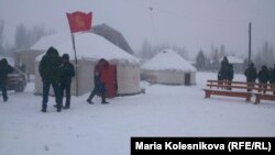 Жол тосулган жерге тигилген боз үйлөр. Саруу, 5-февраль, 2014.