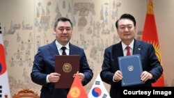 Садыр Жапаров жана Юн Сок Ёл. 