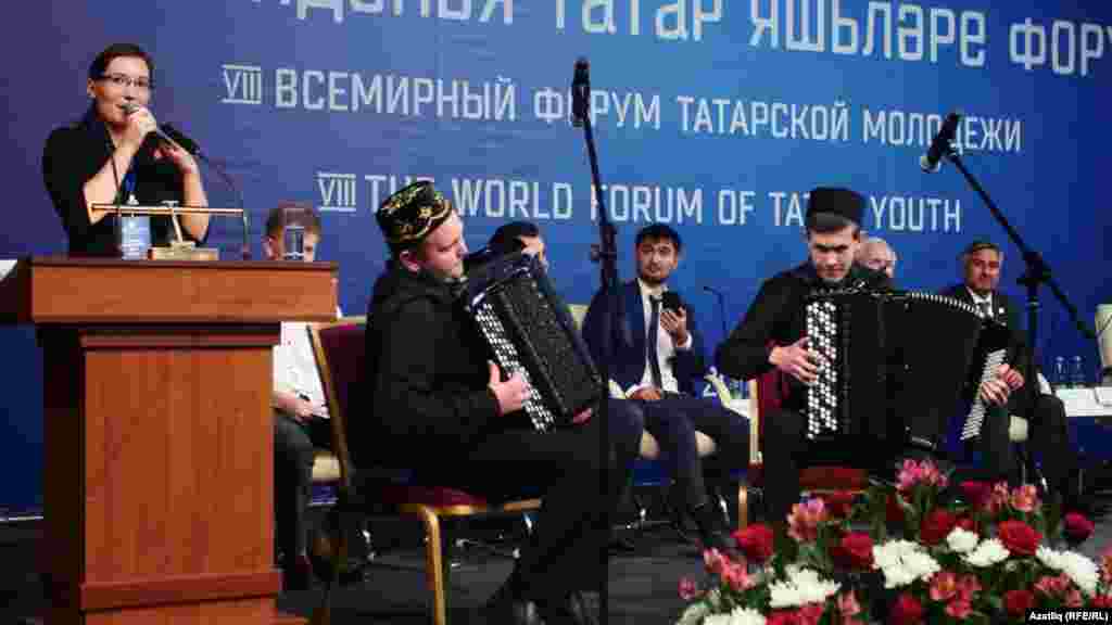 Казакъстан вәкиле Диләнур Ахунҗанова һәм Семейдагы татар сәнгать мәктәбе укучылары чыгыш ясый