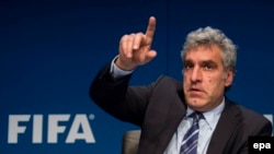 Столь масштабный арест стал неожиданностью для всего футбольного мира, заявил сегодня на пресс-конференции в Швейцарии директор службы по коммуникациям ФИФА Уолтер Де Грегорио
