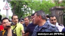 Начальник Полиции Армении Владимир Гаспарян на проспекте Баграмяна отвечает на вопросы Радио Азатутюн, Ереван, 25 июбня 2015 г.