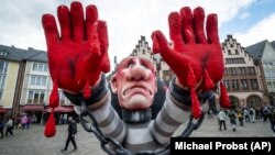 Фигура, изображающая руководителя России Владимира Путина, которую установили незадолго до демонстрации украинцев в немецком Франкфурте, 11 октября 2024 года