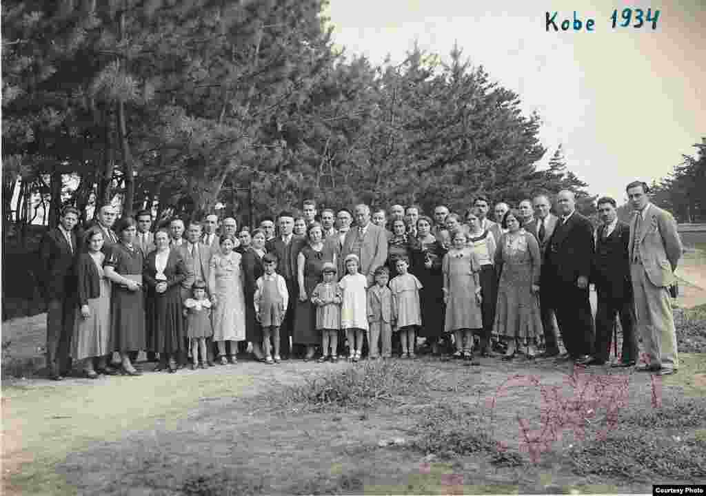 Кобе татарлары Гаяз Исхакый белән. 1934