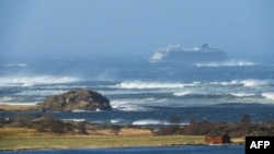 Круизный лайнер "Викинг Скай" в штормовых водах Норвежского моря, 23 марта 2019