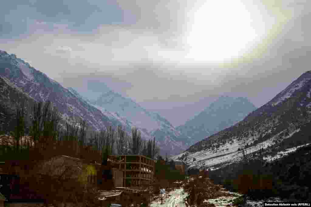 Кыргызстандын тоолорунда Кызыл китепке кирген бир катар жаныбарлар байырлайт.&nbsp;