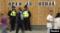 Патрульные полицейские на улице Лондона. 10 августа 2011 года.  