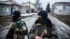 Українські військовослужбовці патрулюють порожні вулиці Дебальцева. 3 лютого 2015 року